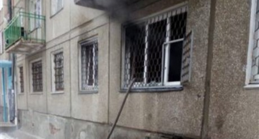 Ангарчанин спас пожилую соседку-инвалида из горящей квартиры