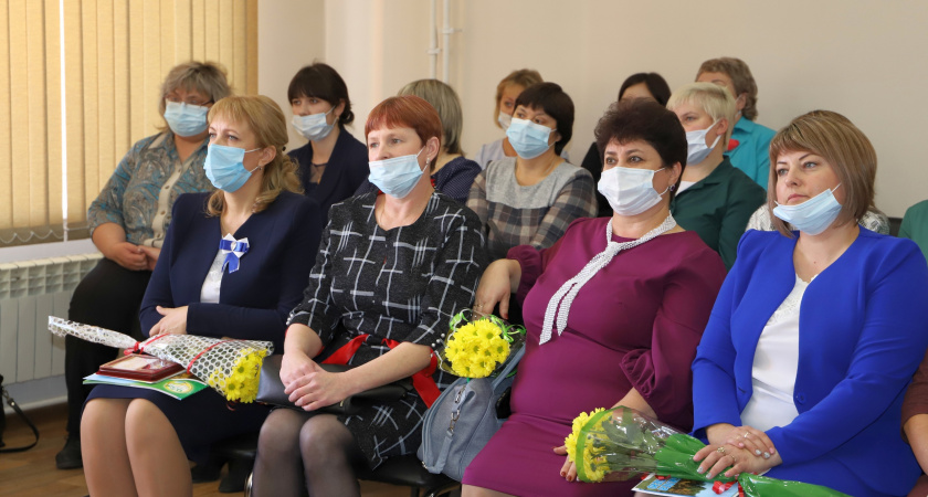 Трём учителям Усольского района вручили ведомственный знак отличия Министерства просвещения РФ «Отличник просвещения» 