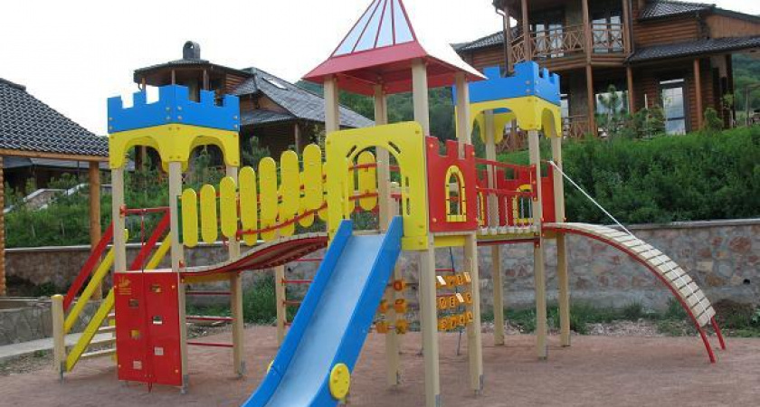 Установка детских площадок началась  