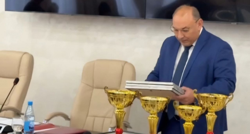 Молодым врачам вручили сертификаты по 100 000 рублей