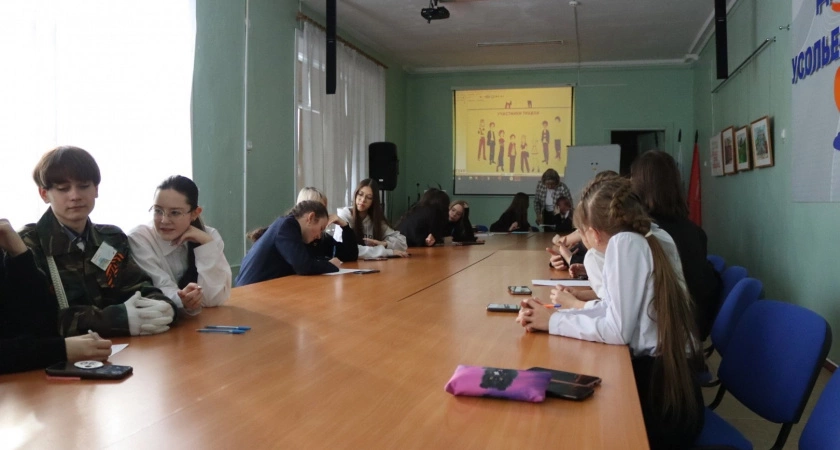 Фото к статье: В Доме детского творчества в Усолье-Сибирском прошла встреча, посвящённая проблеме буллинга
