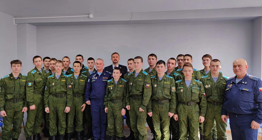 Фото к статье: Депутат Законодательного собрания Денис Ягодзинский встретился с курсантами Усольского кадетского корпуса