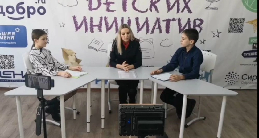 Фото к статье: Инспектор по делам несовершеннолетних в Усолье-Сибирском провела лекцию о буллинге для учеников школы