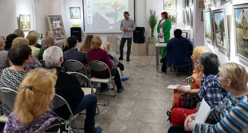 Фото к статье: В Усолье-Сибирском выставка художника Георгия Инешина открыла дверь в мир сибирских сказок