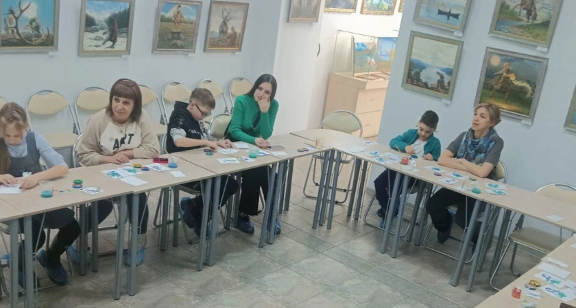 Фото к статье: Музейное занятие в Усолье-Сибирском про древние инструменты для шитья: попробовать на ощупь