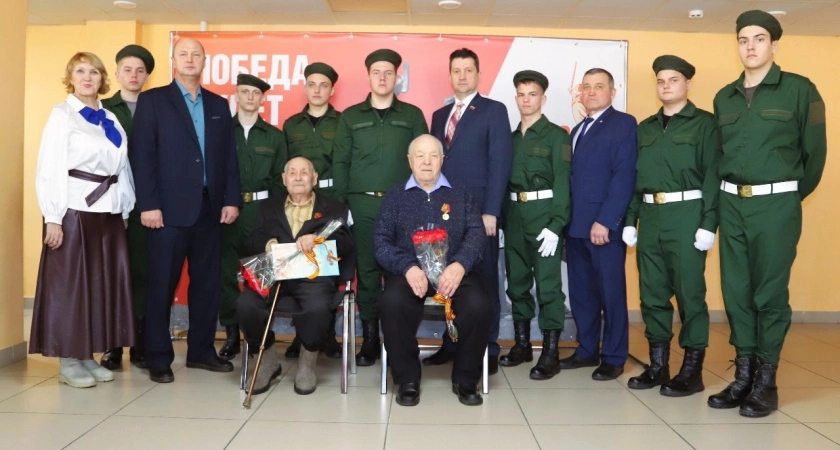 Фото к статье: Мэр усольского района наградил тружеников тыла медалями к 80-летию Победы