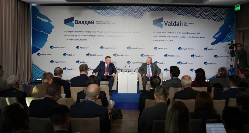 Фото к статье: Игорь Кобзев открыл V Центральноазиатскую конференцию клуба «Валдай» на берегу Байкала