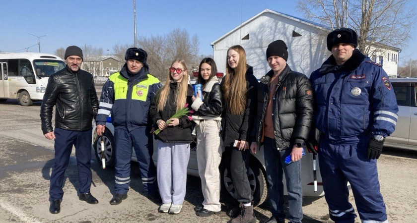 Фото к статье: Весенние цветы и сладкие подарки: Госавтоинспекция и Совет отцов поздравили женщин-водителей в Усолье-Сибирском