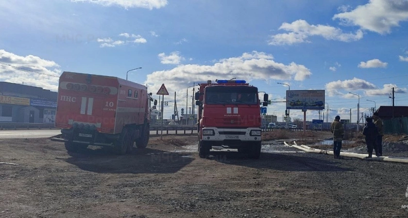 Фото к статье: МЧС помогает: в Иркутской области борются с подтоплением