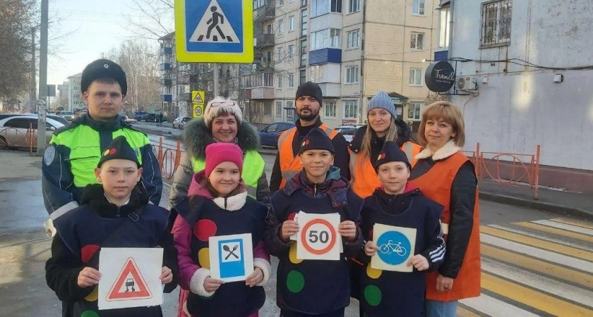 Фото к статье: Автоинспекторы Усолья-Сибирского напомнили школьникам о дорожной безопасности