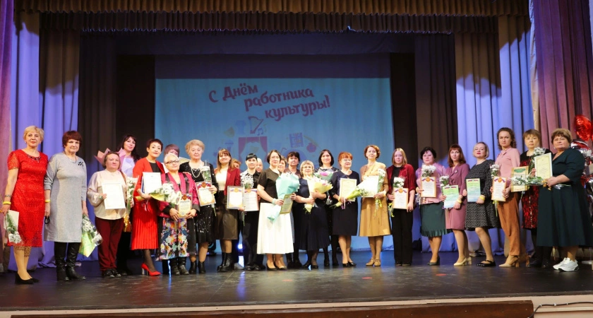 Фото к статье: В поселке Белореченский поздравили работников культуры Усольского района