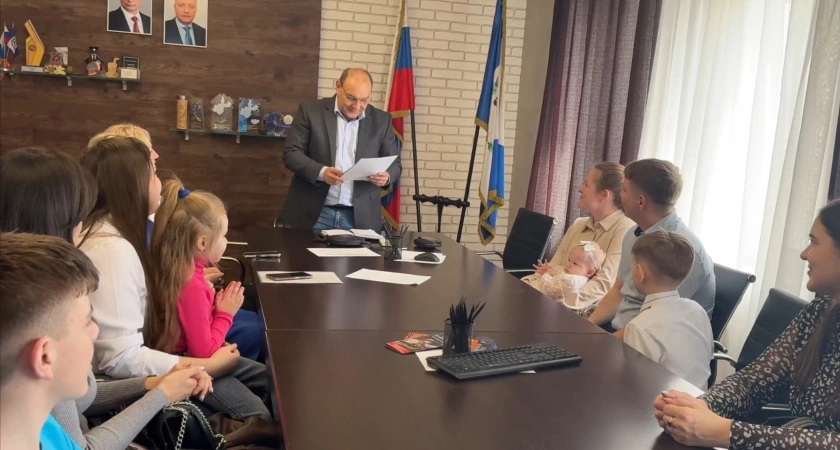 Фото к статье: Молодые усольские семьи получили сертификаты на жилье