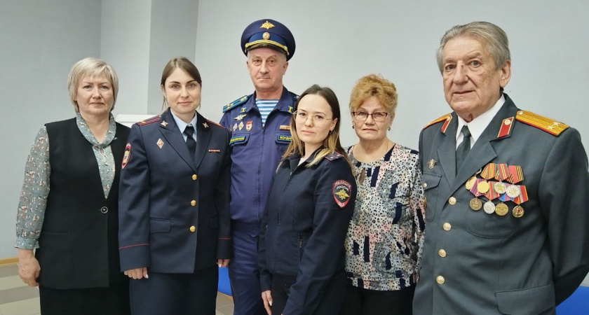 Полицейские, общественники и ветераны МВД объединились, чтобы пробудить в юных усольчанах чувство долга и уважения к подвигам предков