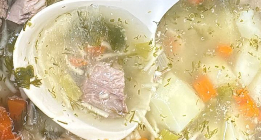 Не специи и не масло: вот что добавить в суп для вкуса и аромата — опытные повара делают так всегда
