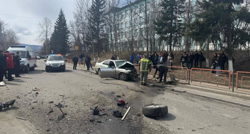 Фото к статье: Бодайбо потрясен трагедией: неуправляемый "Чайзер" спровоцировал смертельное ДТП