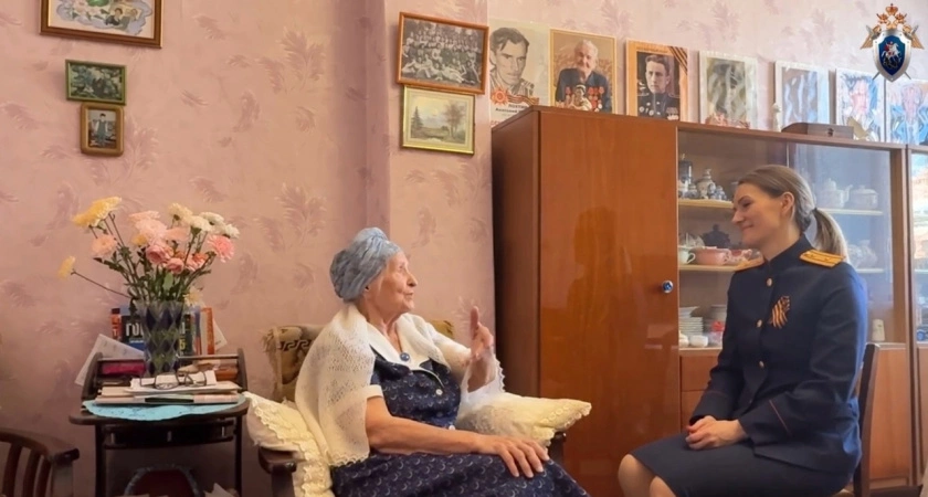 Фото к статье: Ветерана из Иркутской области поздравили сотрудники следственного управления