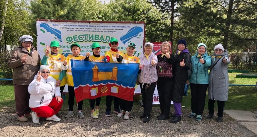 Фото к статье: Пенсионерки зажгли на фестивале скандинавской ходьбы в Иркутской облати