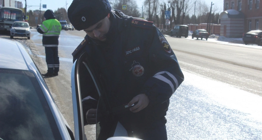 Автоюрист раскрыл, какие 3 документа ни в коем случае не надо показывать инспектору ГАИ