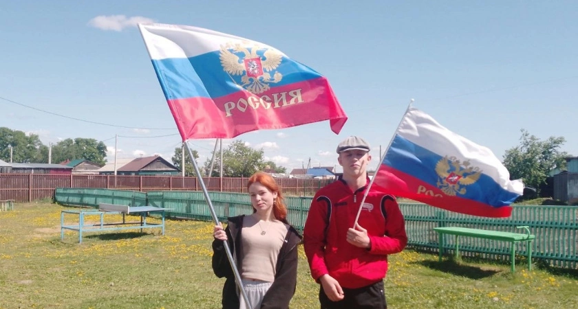Фото к статье: Патриотический флешмоб "Флаги России" проходит в Усолье-Сибирском