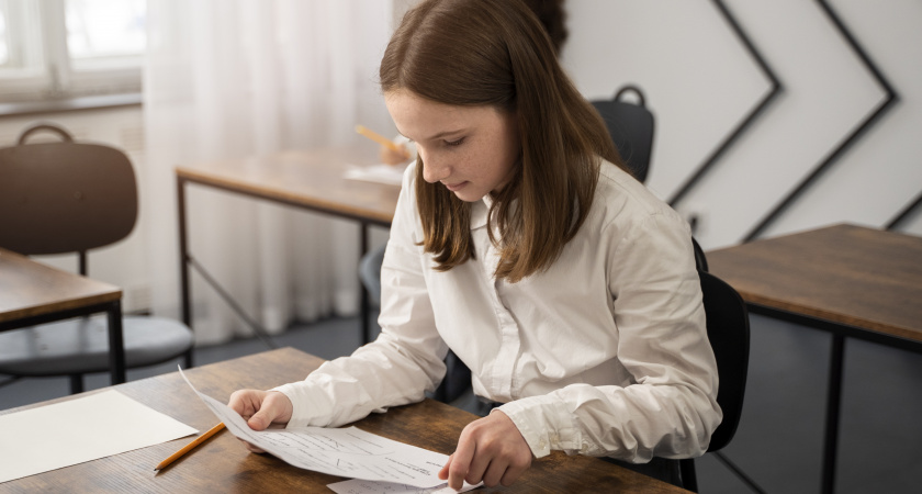 На диктанте 65% учеников допускают эти ошибки — взрослые вообще сбиваются с толку: правильный ответ знают лишь умники с IQ выше 150