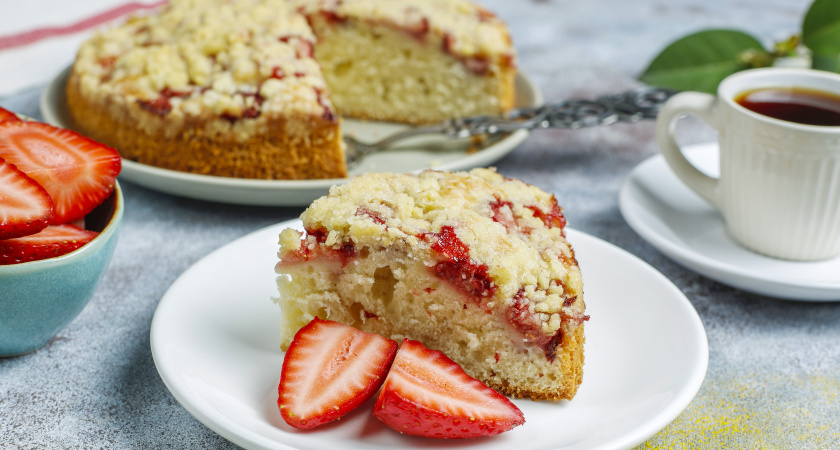 Вкуснющий пирог без замеса с клубникой — готов всего за 10 минут: пеките хоть каждый день