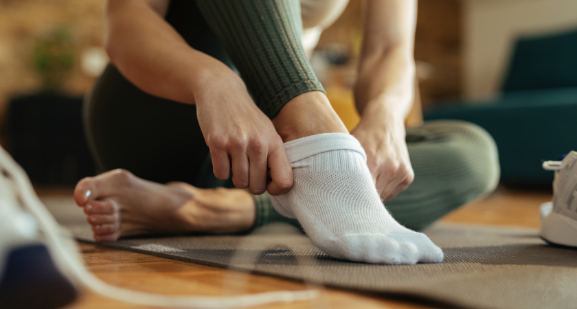 Соду берем упаковками: засыпаем ее в носки - простое действие принесет отличный результат