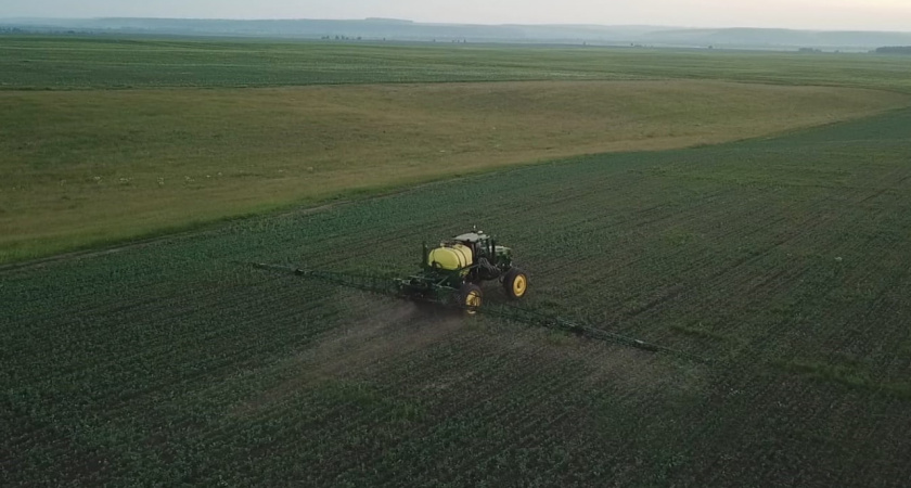 Масштабная обработка посевов защищает урожай в Иркутской области
