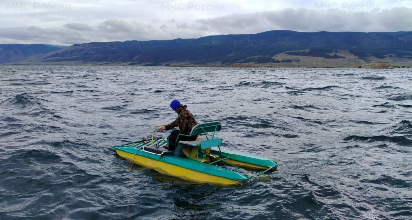 Житель Иркутской области попал в Байкальский шторм на катамаране