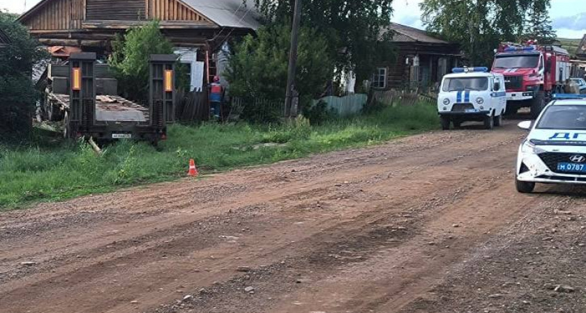 КамАЗ врезался в дом в Иркутской области