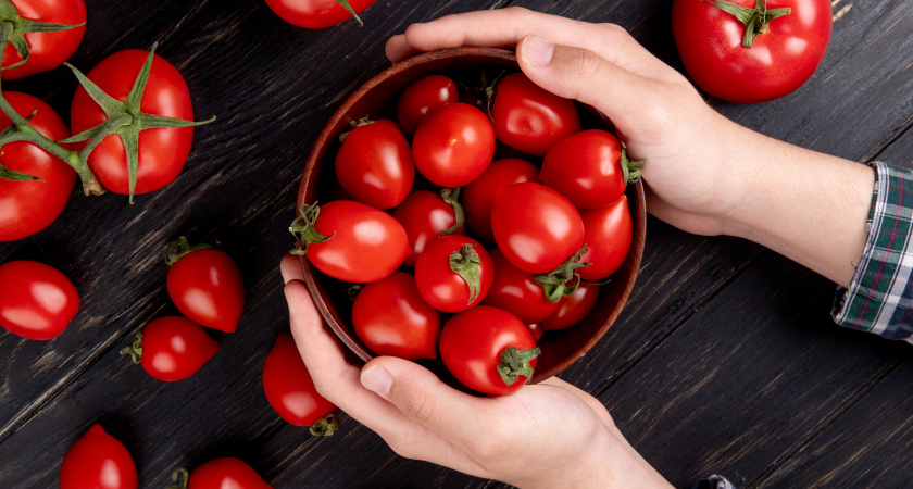 Простой способ сделать помидоры для салата вкуснее