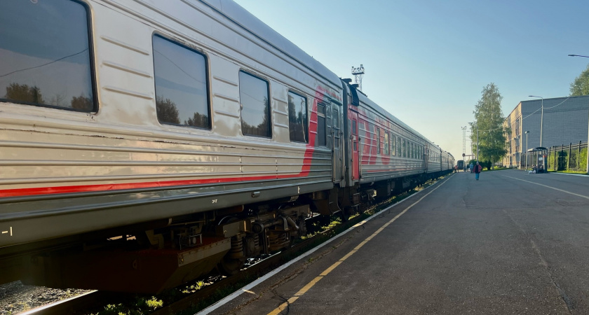 "Может, ему еще ногти постричь". Пассажирка тайком сняла, как мужчина "с корочкой" сетует на не застеленное постельное белье