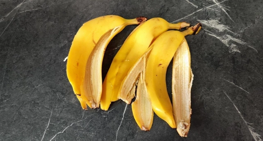 Банановую кожуру посыпаю солью — весь август не нарадуюсь своей смекалке: лучший лайфхак для лентяев