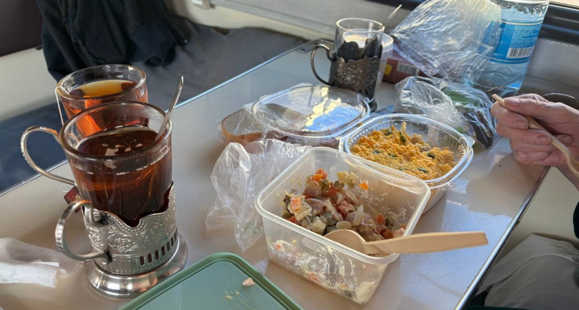 Забудьте про "Доширак": бывалые путешественники посоветовали, какие продукты лучше взять в поезд, если ехать дольше суток