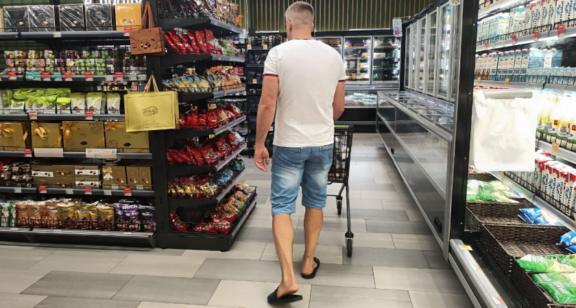 В "Магните" замечено: люди точно дошли до ручки и до точки - в магазинах уже начал банки открывать