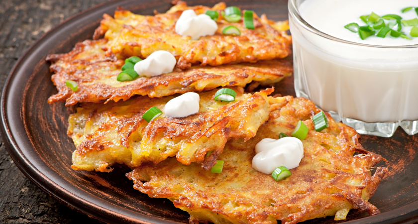 Научили жарить сочные драники по-белорусски без муки и яиц - как пирожные нежные, воздушные: 5 хитростей приготовления