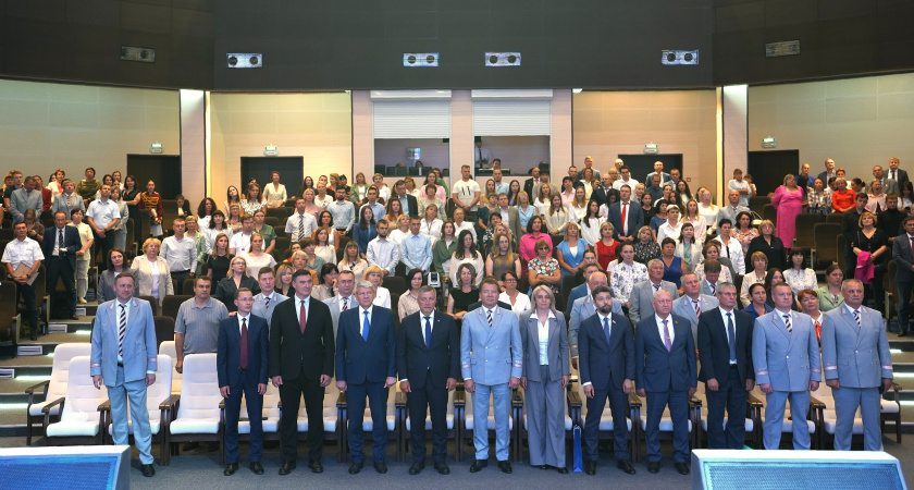 Губернатор Кобзев поздравляет железнодорожников с профессиональным праздником