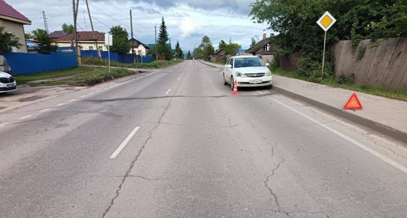 Двое детей пострадали под колесами авто в Иркутской области