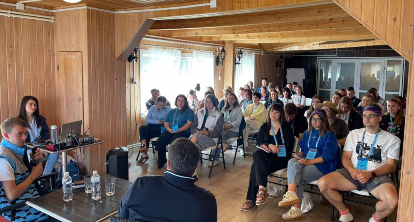 Министр образования Иркутской области обсудил с начинающими педагогами перспективы развития образования на форуме "Байкал"