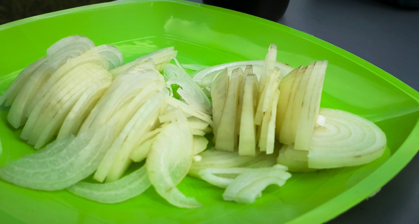 Подруга армянка научила меня: вот как быстро нарезать лук тонкой соломкой без ножа, блендера — простой лайфхак