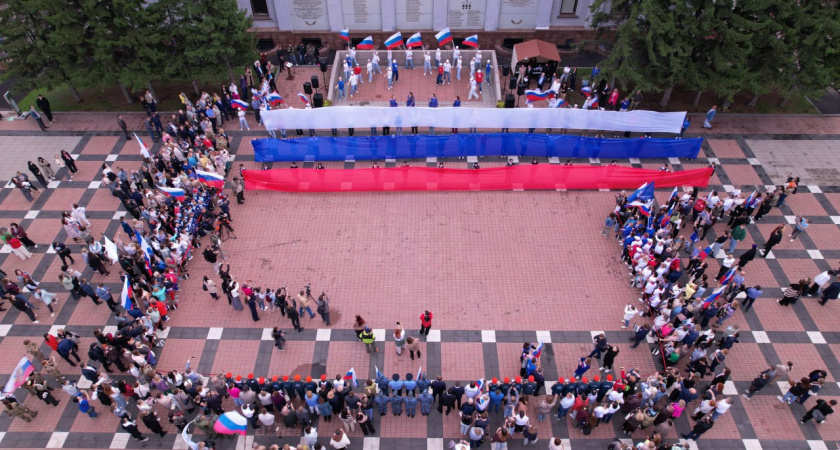 Иркутская область отметила День флага России 