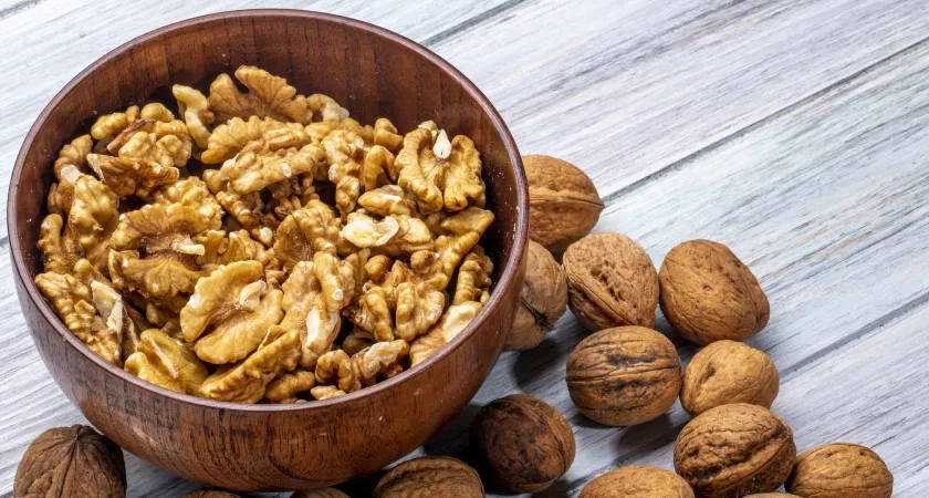 Теперь грецкие орехи не чищу - использую бутылку: легко как щелкать семечки - ядро целое, никаких крошек