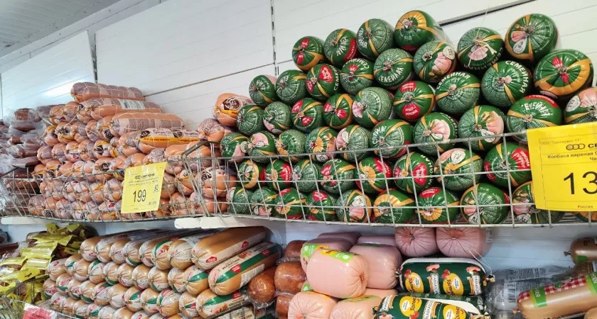 Подруга-продавец рассказала - зачем люди берут в "Светофоре" по 10-20 палок колбасы и по 20 килограммов сосисок