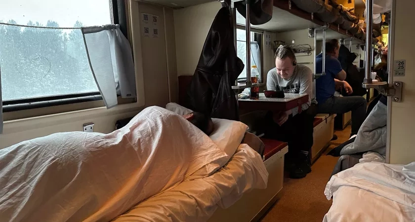 Почему бывалые путешественники выбирают именно эту полку в поезде: еду как королева