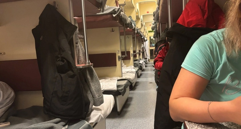 Пенсионерам в поезде все должны: получили скидку на билет и требовали, чтобы "неходячая" пассажирка уступила им место