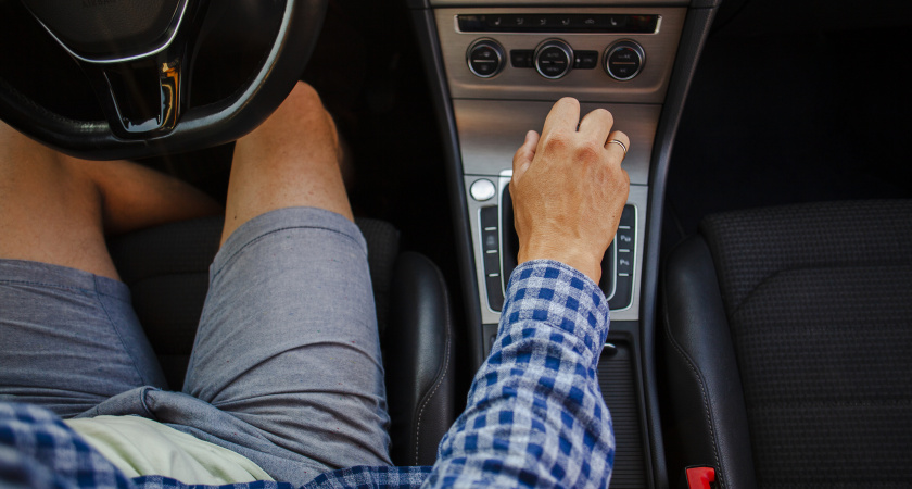 Давлю на педаль, а тормозов нет: Как быстро остановить машину на высокой скорости – чёткий алгоритм действий в такой ситуации