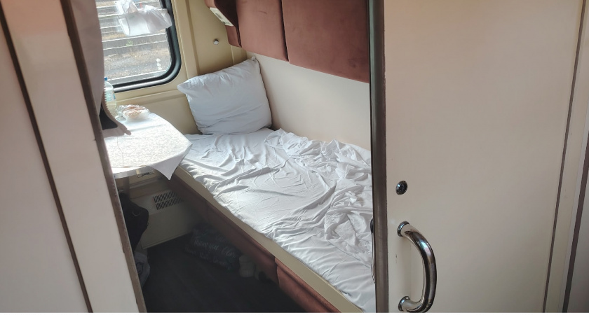 "Зачем они так делают?"Семья выкупила 3 места в купе, а четвертое тут же занял посторонний