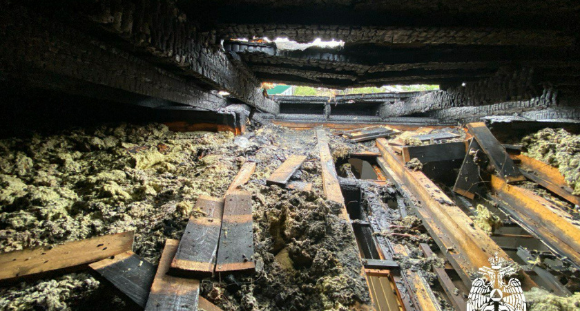 Удар молнии вызвал пожар в бане в Иркутской области