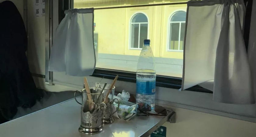 Ответочка прилетела: попутчица не пустила меня к столу, но на обратном пути внизу был я