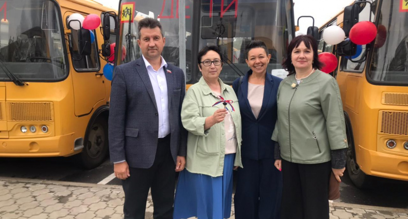 Школы Усольского района получили два новых автобуса