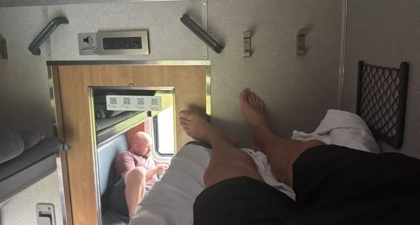 "Или вы сами замолчите, или я вам помогу": Реальная история пассажира поезда, которому удалось добиться тишины в купе